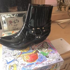 This is a women’s size 8